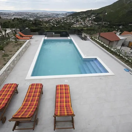 Family Friendly With A Swimming Pool Klis, Split - 16005 Apartman