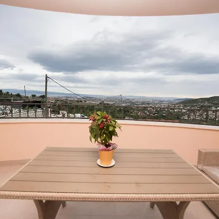 Apartman Family Friendly With A Swimming Pool Klis, Split - 16005