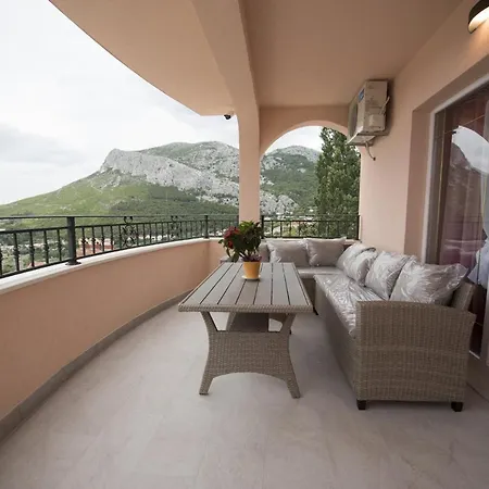 Apartman Family Friendly With A Swimming Pool Klis, Split - 16005