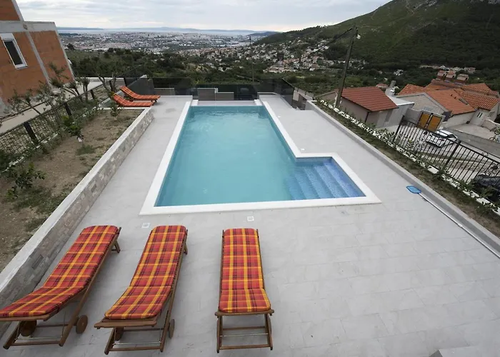Family Friendly With A Swimming Pool Klis, Split - 16005 شقة